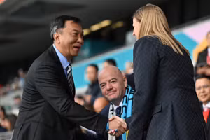 Chủ tịch FIFA Gianni Infantino (giữa), Chủ tịch VFF Trần Quốc Tuấn (trái) và Chủ tịch Liên đoàn Bóng đá Mỹ Cindy Parlow Cone gặp mặt trong trận đấu giữa đội tuyển nữ Việt Nam và Mỹ. (Ảnh: VFF)