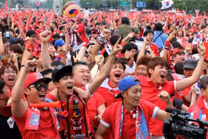 Người dân Hàn Quốc tập trung cổ vũ đội nhà tại đấu trường World Cup. (Ảnh: Reuters)