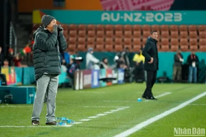 Huấn luyện viên Mai Đức Chung liên tục chỉ đạo từ ngoài đường biên. (Ảnh: ĐỖ ĐẠT)