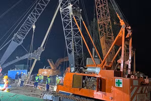 Lực lượng cứu hộ nỗ lực làm việc xuyên đêm.