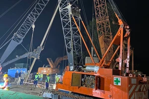 Lực lượng cứu hộ nỗ lực làm việc xuyên đêm.