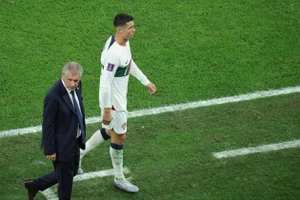 HLV Fernando Santos cùng Ronaldo. (Ảnh: Reuters)