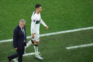 HLV Fernando Santos cùng Ronaldo. (Ảnh: Reuters)