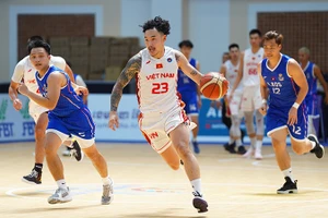 Đinh Thanh Tâm dẫn bóng phản công.