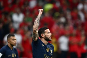 Pha ăn mừng bàn thắng mở tỷ số của hậu vệ Pháp Theo Hernandez vào lưới tuyển Maroc trong trận đấu bán kết World Cup 2022 ngày 15/12. (Ảnh: AFP/TTXVN)