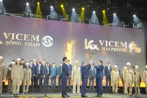 Trao ngọn đuốc truyền thống từ Vicem Sông Thao sang Vicem Hải Phòng