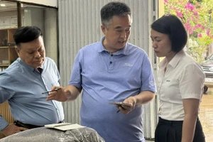 Đại diện doanh nghiệp Hàn Quốc kiểm tra lô hàng 500kg trà cascara được làm từ vỏ cà-phê đặc sản của Simexco DakLak trước khi xuất khẩu sang thị trường Hàn Quốc.