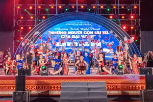 Chương trình nghệ thuật với nhiều ca khúc và múa mang đậm bản sắc Tây Nguyên.