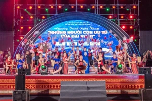 Chương trình nghệ thuật với nhiều ca khúc và múa mang đậm bản sắc Tây Nguyên.