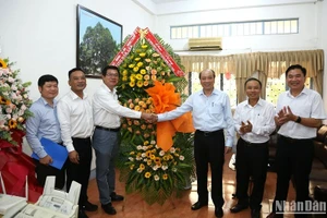 Đồng chí Phạm Ngọc Nghị, Phó Bí thư Tỉnh ủy, Chủ tịch UBND tỉnh Đắk Lắk tặng hoa chúc mừng Văn phòng đại diện Báo Nhân Dân tại Đắk Lắk.