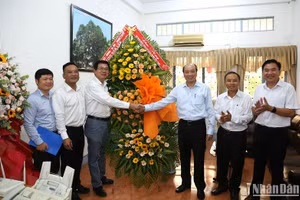 Đồng chí Phạm Ngọc Nghị, Phó Bí thư Tỉnh ủy, Chủ tịch UBND tỉnh Đắk Lắk tặng hoa chúc mừng Văn phòng đại diện Báo Nhân Dân tại Đắk Lắk.