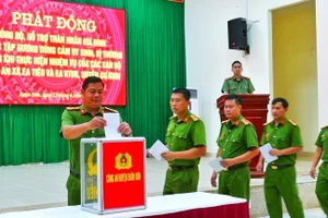 Cán bộ, chiến sĩ Công an huyện Buôn Đôn quyên góp ủng hộ, hỗ trợ thân nhân gia đình các liệt sĩ và đồng đội bị thương trong vụ nhóm đối tượng tấn công trụ sở Ủy ban nhân dân xã Ea Tiêu và Ea Ktur.