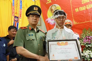 Thiếu tướng Lê Vinh Quy, Giám đốc Công an tỉnh Đắk Lắk trao Bằng Tổ quốc ghi công cho người thân Liệt sĩ Hoàng Trung, cán bộ Công an xã Ea Ktur hy sinh trong vụ trụ sở Ủy ban nhân dân xã Ea Ktur bị tấn công. (Ảnh: Công an tỉnh Đắk Lắk)