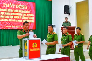 Cán bộ, chiến sĩ Công an huyện Buôn Đôn quyên góp ủng hộ, hỗ trợ thân nhân gia đình các liệt sĩ và đồng đội bị thương trong vụ nhóm đối tượng tấn công trụ sở Ủy ban nhân dân xã Ea Tiêu và Ea Ktur.