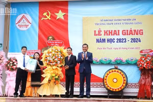 Phó Bí thư Tỉnh ủy Đắk Lắk Y Biêr Niê tặng lẵng hoa và quà của Thường trực Tỉnh ủy chúc mừng thầy và trò nhà trường nhân dịp lễ khai giảng năm học 2023-2024.