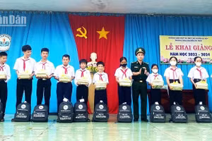 Đại diện Đồn Biên phòng Ia Rvê trao tặng quà cho các em học sinh tại Trường trung học cơ sở Nguyễn Thị Định, xã Ia Rvê, huyện Ea Súp.