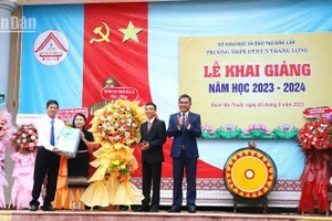 Phó Bí thư Tỉnh ủy Đắk Lắk Y Biêr Niê tặng lẵng hoa và quà của Thường trực Tỉnh ủy chúc mừng thầy và trò nhà trường nhân dịp lễ khai giảng năm học 2023-2024.