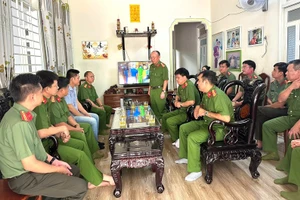 Đoàn công tác Công an tỉnh Bình Dương đến thăm hỏi gia đình các liệt sĩ hy sinh khi làm nhiệm vụ tại tỉnh Đắk Lắk.