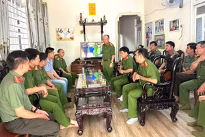 Đoàn công tác Công an tỉnh Bình Dương đến thăm hỏi gia đình các liệt sĩ hy sinh khi làm nhiệm vụ tại tỉnh Đắk Lắk.