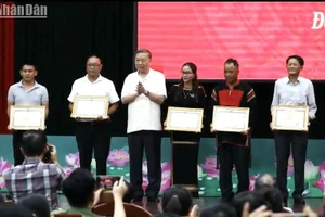 Bộ trưởng Tô Lâm trao tặng Bằng khen của Bộ Công an cho 5 cá nhân có thành tích xuất sắc trong phong trào toàn dân bảo vệ an ninh Tổ quốc.