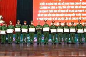 Lãnh đạo Công an tỉnh Đắk Lắk tặng giấy khen cho các tập thể, cá nhân có thành tích xuất sắc trong việc cấp Căn cước công dân cho công dân.