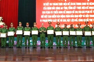 Lãnh đạo Công an tỉnh Đắk Lắk tặng giấy khen cho các tập thể, cá nhân có thành tích xuất sắc trong việc cấp Căn cước công dân cho công dân.