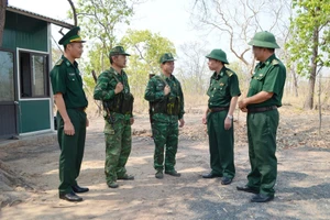 Đoàn công tác Bộ Chỉ huy Bộ đội Biên phòng tỉnh Đắk Lắk kiểm tra và động viên cán bộ, chiến sĩ Đồn Biên phòng Ia R'vê đang thực hiện nhiệm vụ trên biên giới.