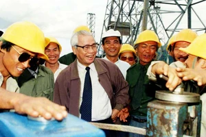 Thủ tướng Võ Văn Kiệt trên công trường đường dây 500KV Bắc-Nam. (Ảnh: Minh Đạo)