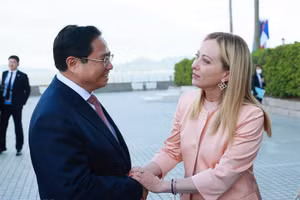 Thủ tướng Phạm Minh Chính gặp Thủ tướng Italia Giorgia Meloni. (Ảnh: TTXVN)