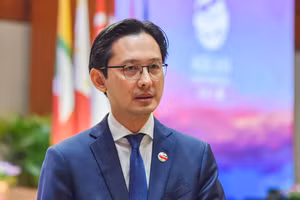 Thứ trưởng Ngoại giao Đỗ Hùng Việt trả lời phỏng vấn báo chí về kết quả Hội nghị cấp cao ASEAN 43 và các Hội nghị cấp cao liên quan. (Ảnh: Anh Sơn)