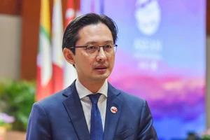 Thứ trưởng Ngoại giao Đỗ Hùng Việt trả lời phỏng vấn báo chí về kết quả Hội nghị cấp cao ASEAN 43 và các Hội nghị cấp cao liên quan. (Ảnh: Anh Sơn)