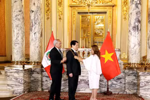 Tổng thống Peru trao Huân chương “Mặt trời Peru” cấp Đại Thập tự tặng Chủ tịch nước Lương Cường