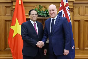 Thủ tướng Phạm Minh Chính với Thủ tướng New Zealand Christopher Luxon tại New Zealand tháng 3/2024. (Ảnh: Dương Giang/TTXVN)
