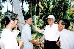 Đồng chí Võ Văn Kiệt thăm hỏi người dân trong lần về thăm Vĩnh Long. (Ảnh: hcmcpv.org.vn)