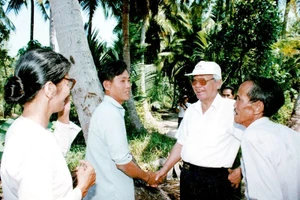 Đồng chí Võ Văn Kiệt thăm hỏi người dân trong lần về thăm Vĩnh Long. (Ảnh: hcmcpv.org.vn)