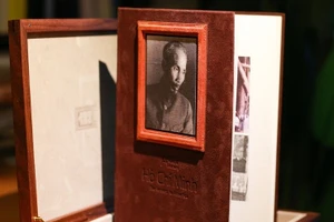 Bìa cuốn sách “Một con người, một con đường và một lịch sử: HỒ CHÍ MINH - THƯ GỬI NƯỚC MỸ”.