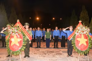 Tuổi trẻ Thanh Hóa viếng các anh hùng, liệt sĩ ở Nghĩa trang Liệt sĩ quốc tế Đồng Tâm, huyện miền núi Bá Thước.