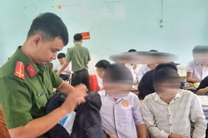 Công an kiểm tra hành chính đồ dùng học sinh phổ thông mang tới lớp.