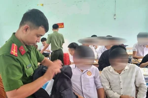Công an kiểm tra hành chính đồ dùng học sinh phổ thông mang tới lớp.