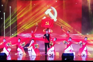 Màn hát múa chào mừng.