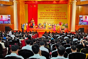 Các đại biểu xem chương trình văn nghệ chào mừng trước khai mạc lễ kỷ niệm.