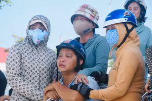 Chứng kiến nhiều gia đình đoàn tụ, người thân ngư dân Đoàn Văn Chí vẫn đang mất tích, khóc nức nở.