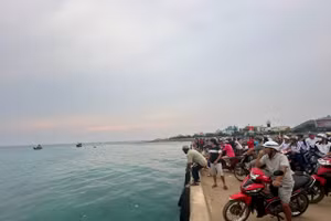 Hàng trăm người dân đảo Lý Sơn tập trung bờ cảng ngóng chờ ngư dân mất tích.