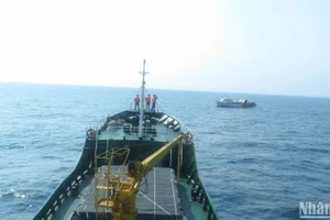 Tiếp tục tìm kiếm các thuyền viên mất tích.