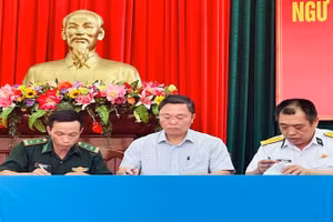 Các cơ quan chức năng nhận bàn giao ngư dân từ Quân chủng Hải quân.