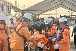Lực lượng chức năng đưa thuyền viên tử nạn vào bờ.