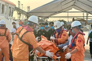 Lực lượng chức năng đưa thuyền viên tử nạn vào bờ.