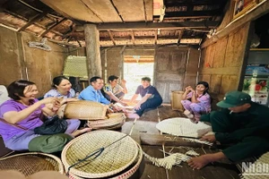 Thăm, chia sẻ động viên bà con H're thôn Gò Da làm ăn kinh tế hộ gia đình.