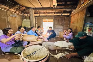 Thăm, chia sẻ động viên bà con H're thôn Gò Da làm ăn kinh tế hộ gia đình.