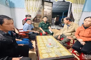 Dù đêm khuya nhưng người thân, bà con làng chài vẫn đến nhà động viên, chia sẻ cùng gia đình các ngư dân bị chìm tàu.